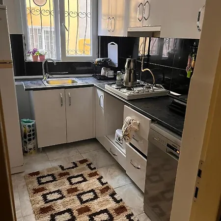 Kadikoey Modada Denize Yakin * İstanbul