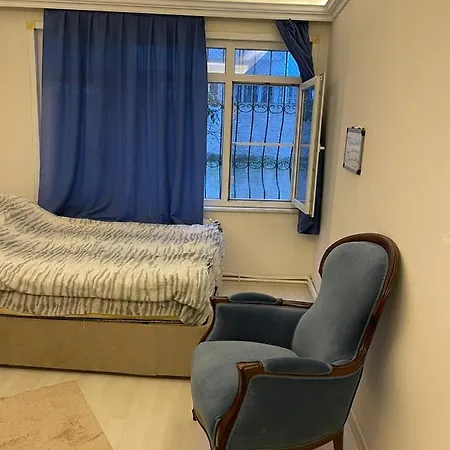 Kadikoey Modada Denize Yakin Istanbul